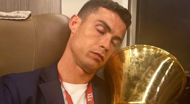 Ronaldo dorme abbracciato alla Coppa Italia, la foto dopo la vittoria fa il pieno di like
