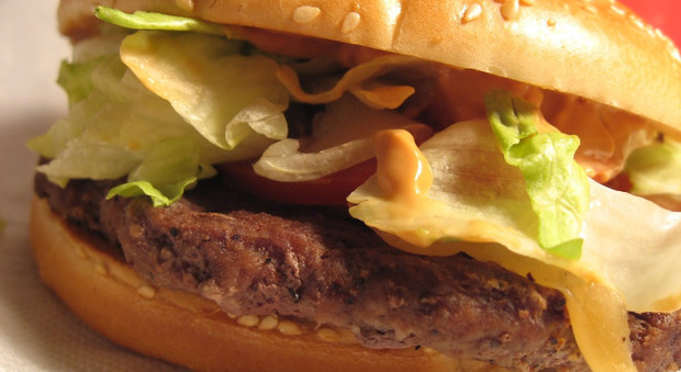 McDonald's inaugura le consegne a domicilio: hamburger a casa contro il calo delle vendite