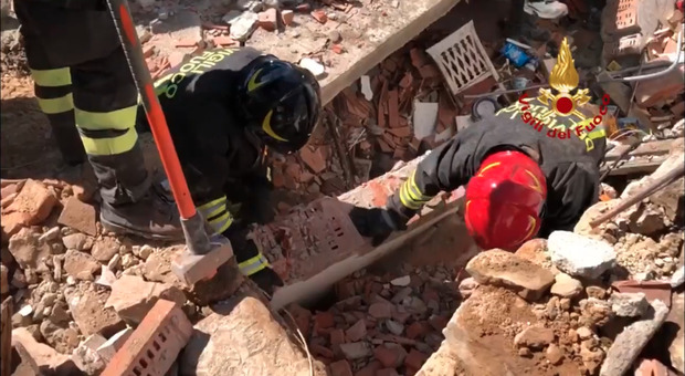 Firenze, incendio ed esplosione: crolla una casa. Due uomini morti, una donna ancora dispersa sotto le macerie VIDEO