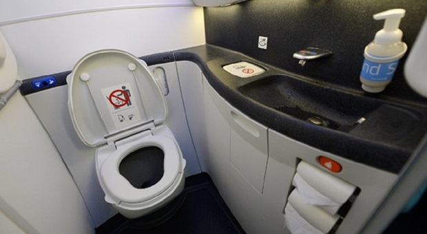 Partorisce nella toilette di un aereo di linea low cost e scompare: nulla da fare per il bimbo