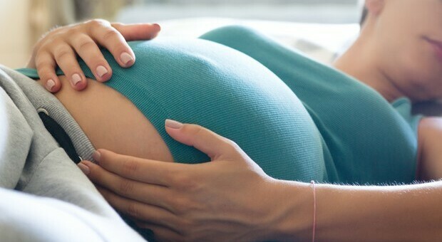 Colpita da infarto mentre è incinta, i medici la fanno partorire: mamma e bimba stanno bene