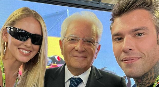 Fedez e Chiara Ferragni scattano un selfie con Mattarella a Monza, social scatenati: «Con quegli occhiali vicino al presidente...» FOTO