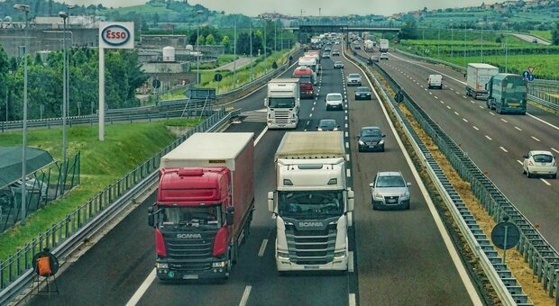 Multa record da 27mila euro ad un camionista: aveva guidato per venti ore di fila