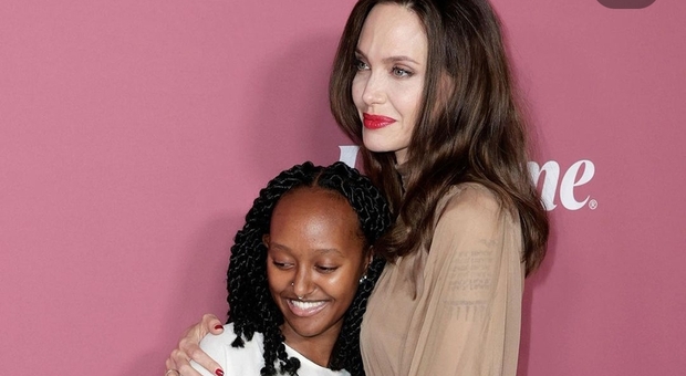 Angelina Jolie commossa per l'ammissione della figlia Zahara all'università. Il video che ha fatto il giro del mondo