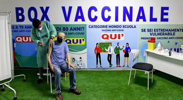 Vaccini, tagli a Pfizer e fuga da AstraZeneca La campagna rallenta, prime dosi dimezzate