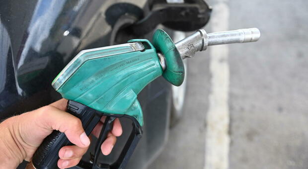 Sale il prezzo di benzina e diesel, la Francia corre ai ripari e alza lo sconto da 18 a 30 centesimi