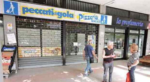 Roma, agguato davanti a una pizzeria: uomo ucciso a colpi di pistola davanti a moglie e figlie