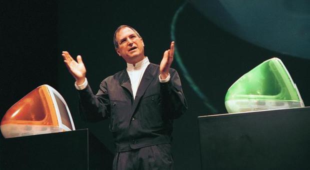 Vent'anni fa Steve Jobs presentò l'iMac per la prima volta, fu l'inizio di una rivoluzione