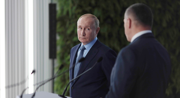 Vladimir Putin corretto da uno studente in storia: il preside sgrida il ragazzo, il Cremlino critica la decisione