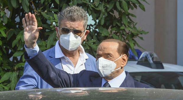 Berlusconi dimesso dall'ospedale San Raffaele. Tajani: «E' un leone, vincerà anche il covid»
