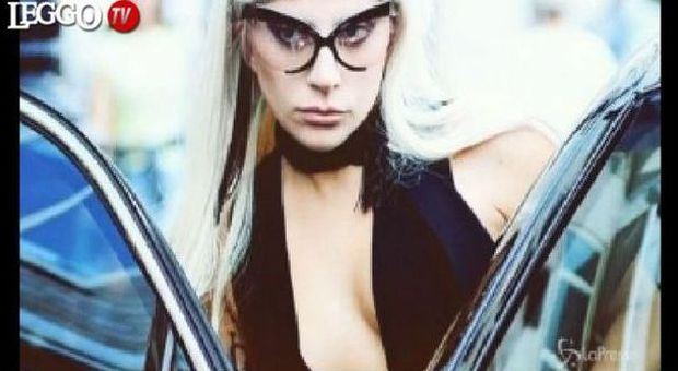 Lady Gaga, sotto la scollatura verticale... assolutamente niente