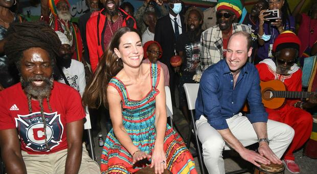 Il principe William e Kate Middleton accolti tra le proteste in Giamaica: «Tornate nelle favole»