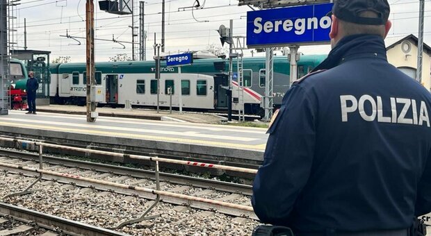 Ragazzino di 15 anni spinto sotto il treno: fermati due coetanei. «Spedizione punitiva per sms a una ragazza»