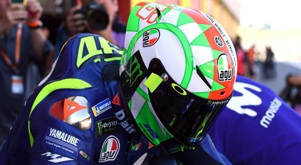 Valentino Rossi con il casco tricolore: omaggio all'Italia unita