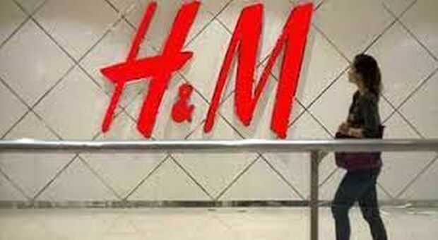 Russia, la guerra spinge HM a chiudere gli oltre 150 negozi: «Ci dispiace per i colleghi»