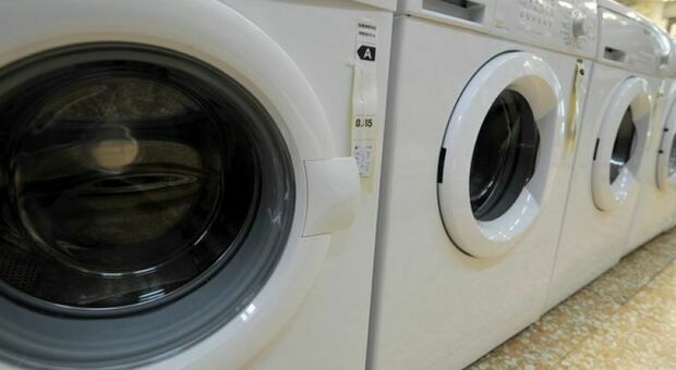 Riscaldamento giù di un grado, doccia veloce, lavatrice a pieno carico: le regole del governo per ridurre i consumi