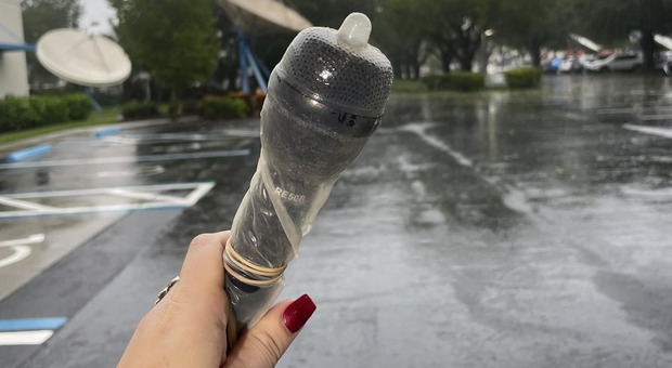 La giornalista segue l'uragano e protegge il microfono con un preservativo: «È proprio ciò che pensate»