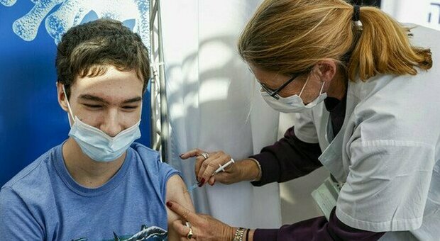 Vaccino a 12 anni, l'ok dell'Ema non basta. Genitori in rivolta: «Serve il nostro consenso»