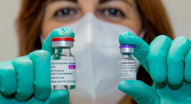 AstraZeneca, l'Aifa approva mix di vaccini per gli under 60: «Seconda dose 8-12 settimane dopo la prima»