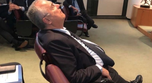 Lazio, Lotito dorme all'assemblea di Lega: la foto fa il giro di Twitter