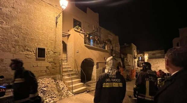 Crolla il solaio di un palazzo, paura in Puglia: feriti travolti dalle macerie