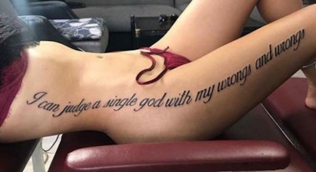 La modella si fa tatuare su tutto il corpo, ma l'inglese è totalmente sbagliato: ecco cosa voleva scrivere