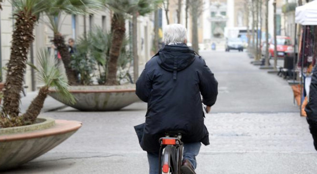 Anziana in bicicletta scippata della borsa: inseguito e arrestato un uomo di 42 anni