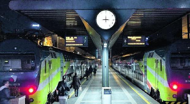 Trenord, pendolari furiosi con l'azienda e con Maroni: "Siamo tornati al 2012"