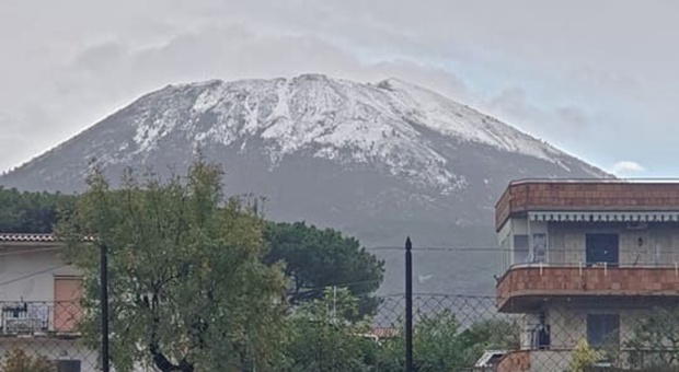 Maltempo in tutta Italia, a Napoli il Vesuvio si tinge di bianco. Neve anche a bassa quota