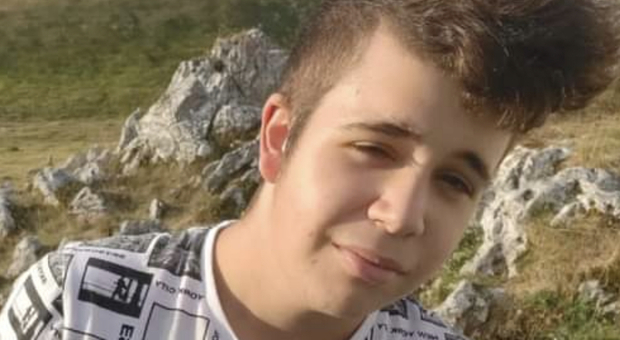 Malore a casa, ragazzo muore a 19 anni: chiesta l autopsia