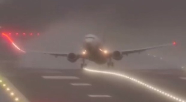 Tempesta Ciara, il volo "rimbalza" in pista e non riesce ad atterrare: terrore a bordo