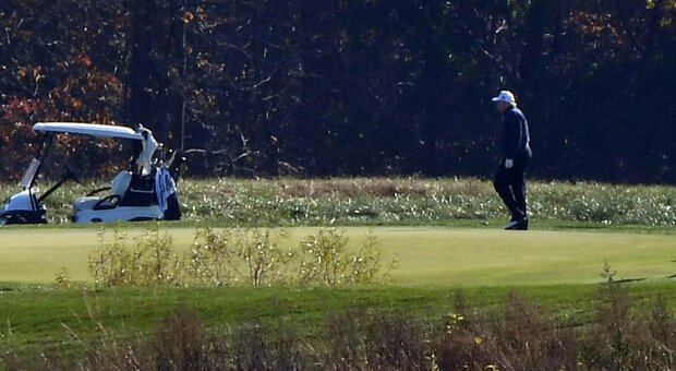 Mentre Biden vince le presidenziali Trump in Virginia a giocare a golf