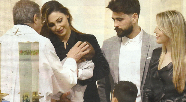 Anna Tatangelo in famiglia: madrina al battesimo del nipote Francesco col figlio Andrea