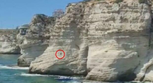 Si tuffa da una scogliera alta 36 metri, centra una barca e muore: il video choc
