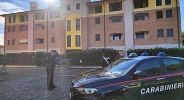 Picchia la moglie a colpi di mattarello, poi chiama i carabinieri: «L'ho ammazzata»