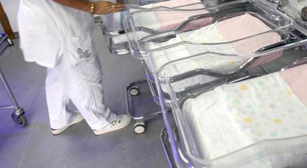 Neonata di 5 mesi morta in ospedale. Le urla disperate della madre disturbano i pazienti: «Fatela tacere, scimmia»