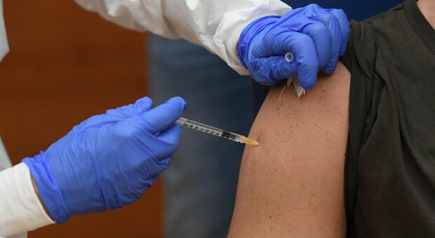 Medico ricoverato per Covid a Sondrio dopo il vaccino: «Forse era già positivo»