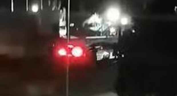 Migrante fugge da centro accoglienza: investito e ucciso da auto, feriti 3 poliziotti. Video choc