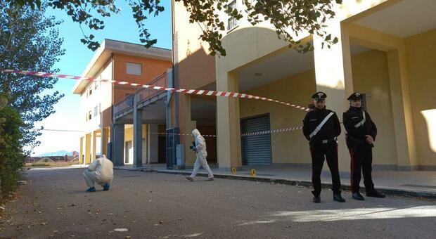 Salerno, bimba di due anni cade dalla finestra: salva grazie a una rete. Arrestato il padre: è accusato di tentato omicidio