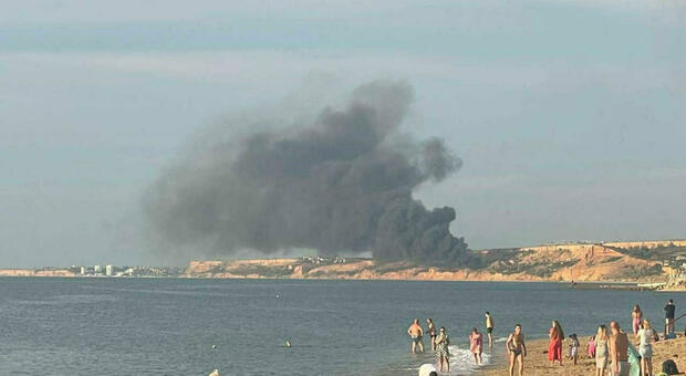 Crimea, forte esplosione in una base aerea. I bagnanti osservano dalla spiaggia. Kadyrov: «Mosca valuti nucleare a bassa intensità»
