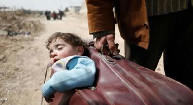 Il bimbo nella valigia del papà simbolo della tragedia dei civili a Ghouta