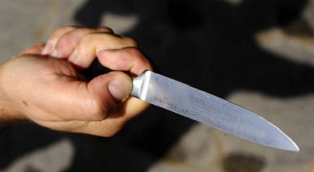 Milano, rapina con coltello e bottiglia in piazza Gae Aulenti: 22enne derubato di cellulare da 2 stranieri