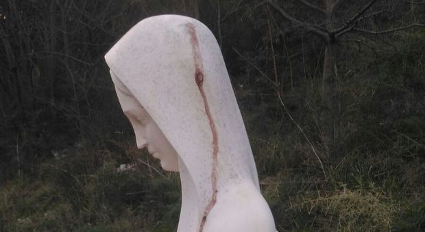 Sulla statua della Madonna un rivolo rosso. "Sembra sangue", giallo nelle Marche
