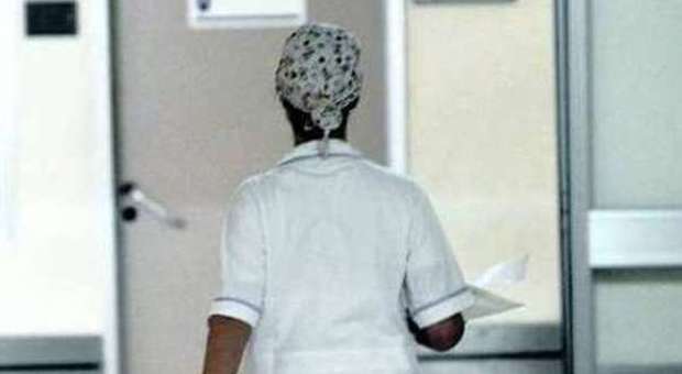 Denunciata l'infermiera di un ospizio: "Ha lasciato morire un anziano paziente"
