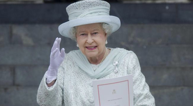 Regina Elisabetta, giro in tenuta a bordo della Range Rover per il suo 96° compleanno