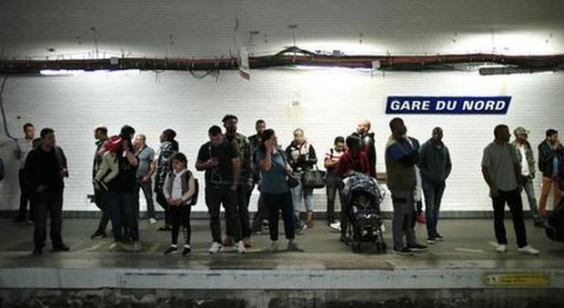 Parigi paralizzata, la metropolitana è chiusa: sciopero contro la riforma delle pensioni