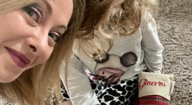 Giorgia Meloni, la foto con Ginevra e la calza della Befana personalizzata: «Buona Epifania a tutti»