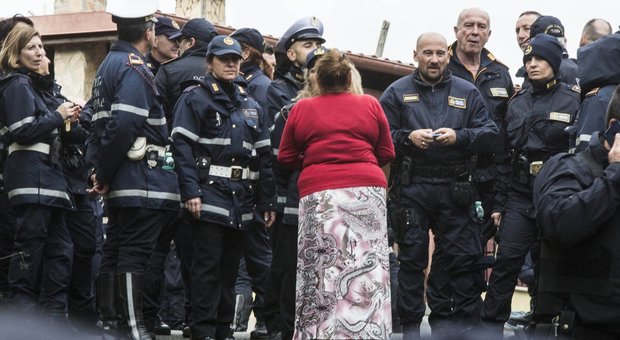Casamonica, la rabbia delle donne del clan: «Ora andremo a casa di Raggi e Salvini»