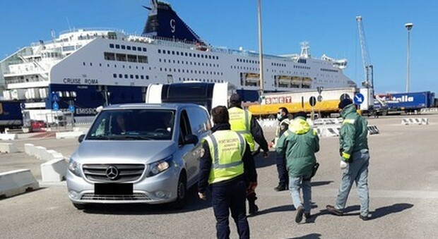 Sardegna, test anti-Covid per chi arriva in nave e aereo: pronta la nuova ordinanza