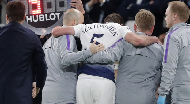 Tottenham-Ajax, paura per Vertonghen: esce barcollando, terrificante colpo alla testa